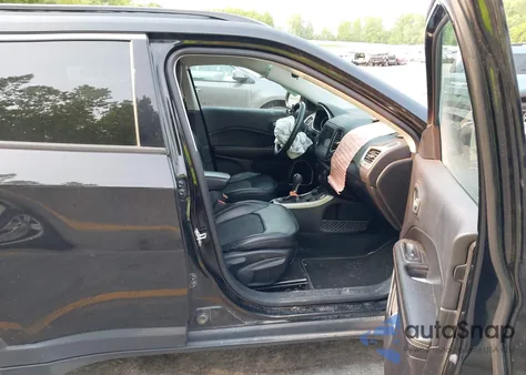 2019 Jeep Compass Latitude z USA, uszkodzony, nr VIN 3C4NJDBB4KT653493